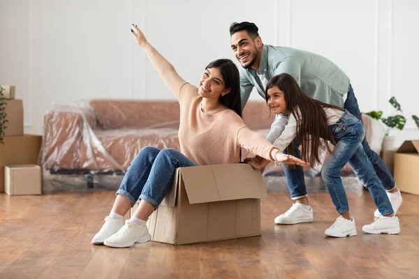 Szczęśliwa arabska rodzina świętuje przeprowadzkę w nowym mieszkaniu — Zdjęcie stockowe