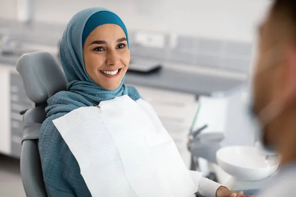 Smiling Muslim Lady In Hijab Having Check Up In Modern Dental Clinic — Stock Photo, Image