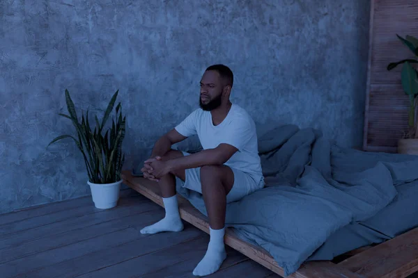 Homme noir assis sur le lit et pensant — Photo