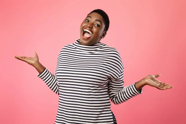 Cheerful Plump African American Lady Shrugging Shoulders Over Pink Background — Stock Photo, Image