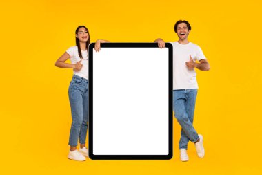 Beyaz boş tablet ekranı ve işaret parmağı gösteren çift