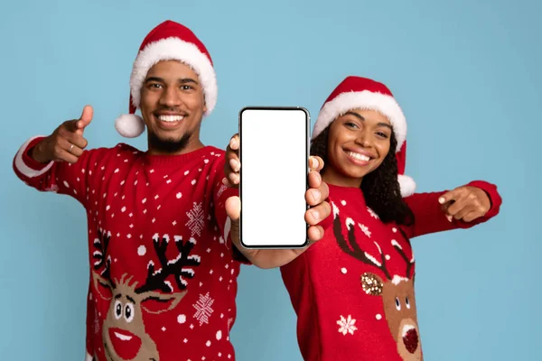 Glückliche afrikanisch-amerikanische Liebhaber zeigen auf Handy, Attrappe — Stockfoto