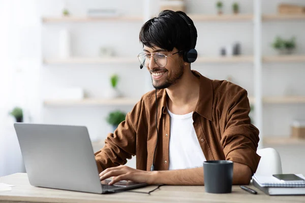 Tipo indio feliz asistir a webinar, escribiendo en el teclado del ordenador portátil — Foto de Stock