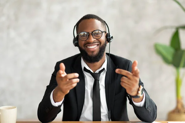 Hombre afroamericano con auriculares hablando con la cámara —  Fotos de Stock