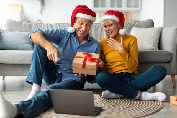 陽気なシニアカップルはクリスマスを祝うオンライン屋内 — ストック写真