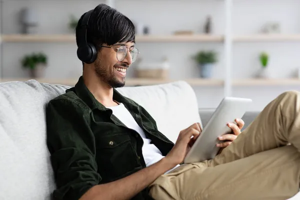 Lächelnder Araber mit Headset und digitalem Tablet — Stockfoto