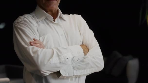 Homme d'affaires méconnaissable croisant les mains debout dans son nouveau bureau, cultivé — Video