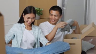 Mutlu Koreli Çift Taşınan Kutulara Ait Kapalı Oturuyor