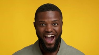 Heyecan kavramı. Heyecanlı Mutlu Siyah Adam 'ın Portresi Opinin Ağzı Şaşkınlık içinde