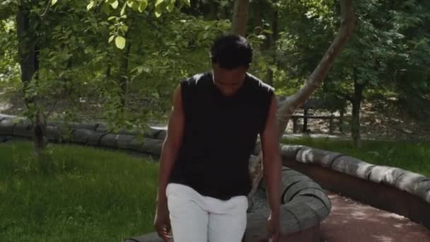 Sportlicher Afroamerikaner jongliert im Freien mit einem Fußballball — Stockvideo