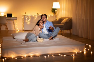 Mutlu Eşler Televizyon İzliyor Kanalları Değiştiriyor Akşamı Evde Geçiriyor