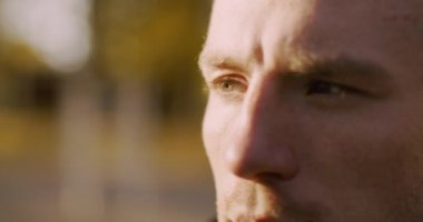 İlham konsepti. Tanımlanamayan bir gencin portresi. Boş alana bakıyor, dışarıda poz veriyor.