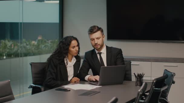 Dois colegas trabalhando no laptop discutindo o projeto de negócios no escritório — Vídeo de Stock