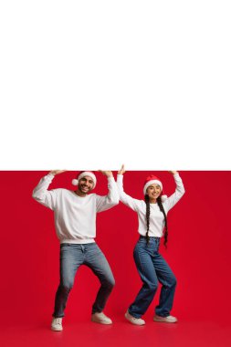 Xmas reklamı. Kafalarının üstünde büyük beyaz reklam panosu olan komik bir Arap çift.
