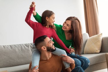 Mutlu Arap aile portresi oynuyor, evde eğleniyor.