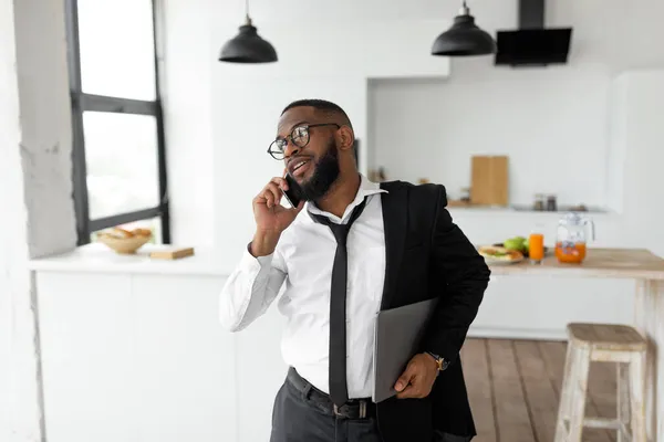 Hombre afroamericano hablando por teléfono móvil a toda prisa — Foto de Stock