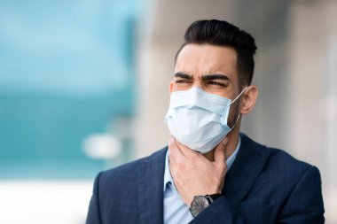 Koronavirüs salgını sırasında hasta Arapça yöneticisi çalışıyor, boşluğu kopyala