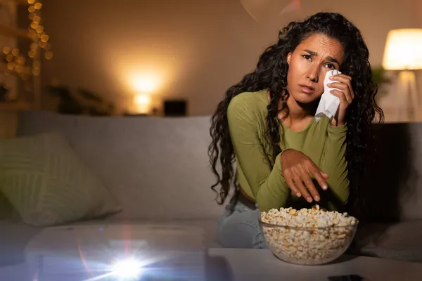 Mulher deprimida chorando assistindo filme triste limpando lágrimas em casa — Fotografia de Stock