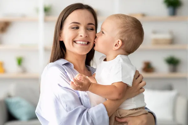 Madre Amor Infantil. lindo pequeño bebé besos feliz mamá en casa —  Fotos de Stock