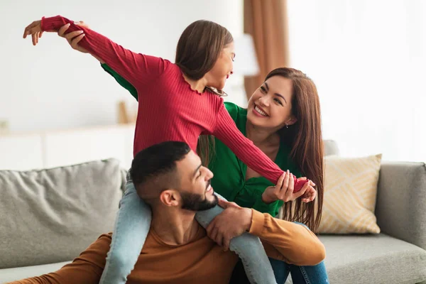 Porträtt av lycklig arabisk familj tillbringar tid hemma — Stockfoto