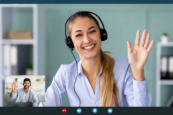 Communication via une application virtuelle. Pc vue d'écran de femme heureuse faisant appel à la vidéo en ligne, agitant la main à la caméra — Photo