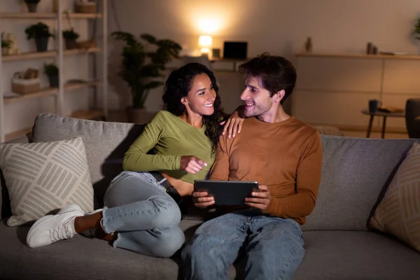 Jovens Cônjuges alegres Usando Tablet Digital Juntos Em Casa — Fotografia de Stock