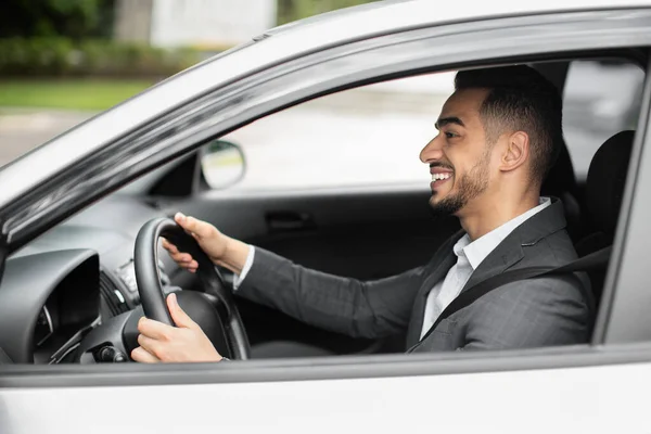 Buon uomo d'affari mediorientale alla guida della sua nuova auto, panorama — Foto Stock