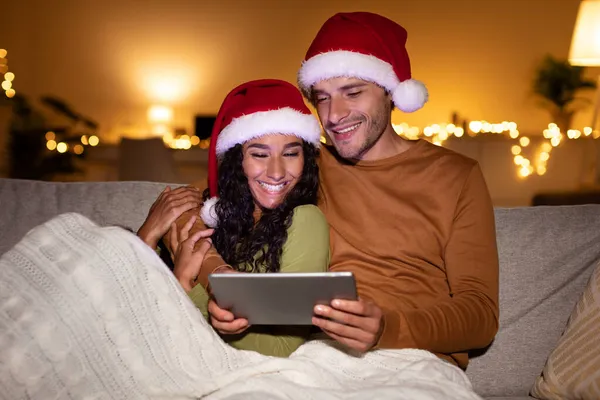 Couple heureux en utilisant Tablette Regarder des films de Noël à la maison — Photo