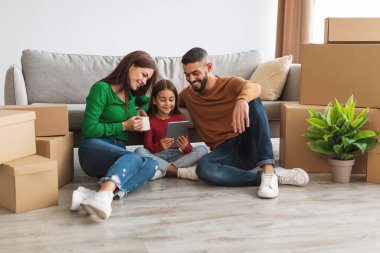 Arap ailesi yeni evlerinde dijital tablet kullanıyorlar.