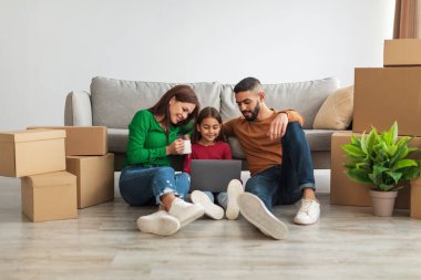 Yeni evlerinde bilgisayar kullanarak Arap ailesini sevmek