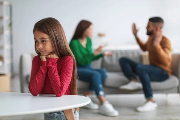 Chica triste con sus padres luchando en el fondo — Foto de Stock