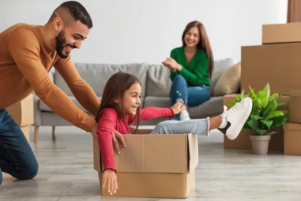 Happy arab familie vieren verhuisdag in nieuw appartement — Stockfoto
