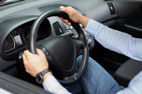 Empresário irreconhecível dirigindo automóvel confortável, de mãos dadas no volante — Fotografia de Stock