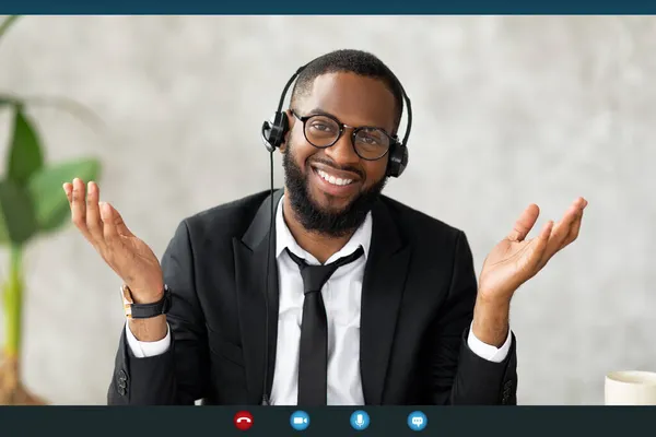 Afro-Amerikaanse man in headset in gesprek met camera, screenshot interface — Stockfoto
