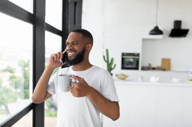 Cep telefonuyla konuşan Afrikalı Amerikalı bir adam.