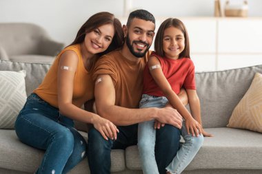 Mutlu Aşılanmış Aile Aşıdan Sonra Bandaj Gösteriyor