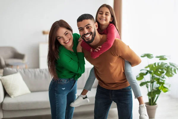 Retrato de alegre família árabe feliz se divertindo em casa — Fotografia de Stock