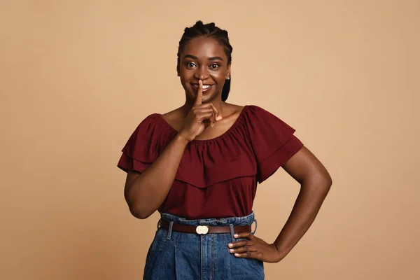 Веселая африканская американка демонстрирует молчаливый жест — стоковое фото