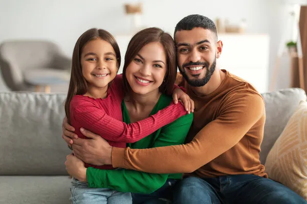 Porträtt av glada glada arabiska familjen ler hemma — Stockfoto