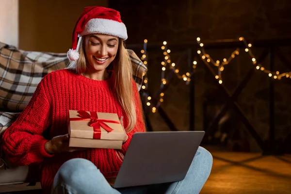 Mutlu Kadın Mevcut Kutuları Laptop Kullanıyor, Akrabalarla Video Görüşmesi — Stok fotoğraf