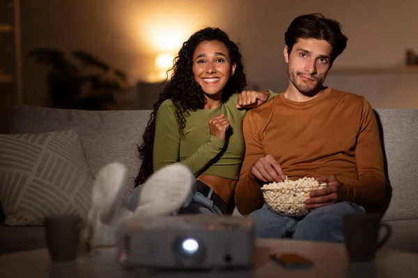 Ehemann Being Bored Und Ehefrau Having Spaß Beobachten Film Indoor — Stockfoto