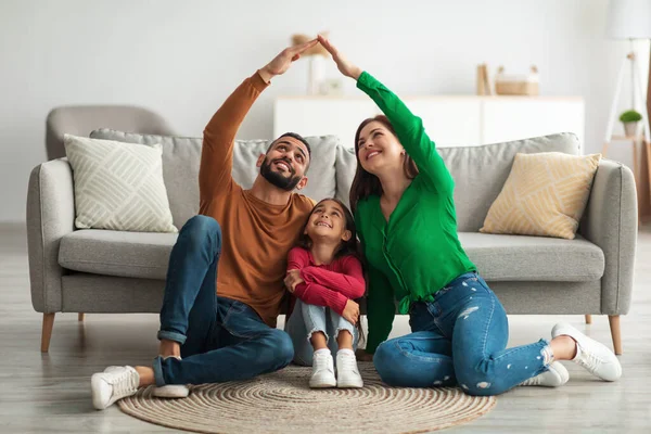 Arabiska föräldrar gör symboliska tak över händerna över sin dotter — Stockfoto