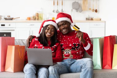 Neşeli siyah çift online alışveriş yapıyor, xmas satış konsepti