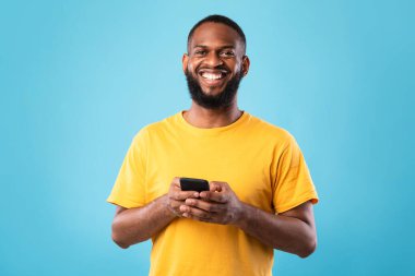 Akıllı telefon kullanan, arkadaşlarıyla sohbet eden, internette sörf yapan, internetten ders alan ya da buluşan mutlu genç bir zenci.
