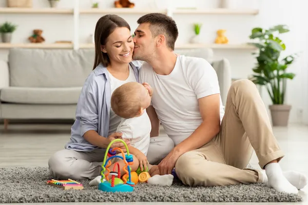 Mutlu bir ailenin portresi ve küçük bir bebek evde vakit geçiriyor. — Stok fotoğraf