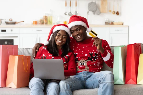 Glada svarta par shopping online, xmas försäljningskoncept — Stockfoto