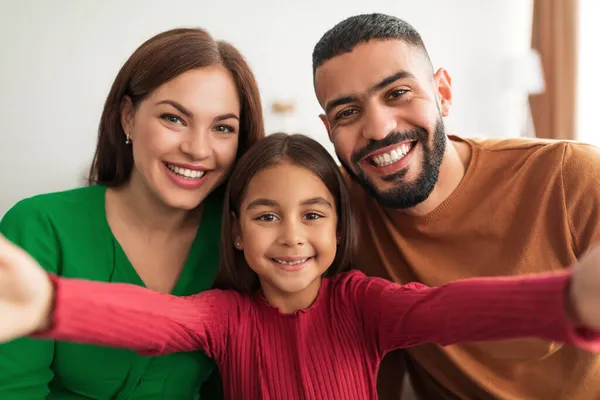 Retrato de família feliz tomando selfie juntos em casa — Fotografia de Stock