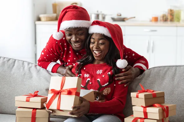 Ενθουσιασμένη αφροαμερικανική οικογένεια ανοίγοντας χριστουγεννιάτικα δώρα μαζί — Φωτογραφία Αρχείου