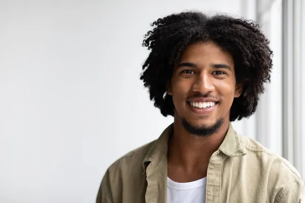 Primo piano Ritratto di bello allegro giovane afroamericano ragazzo sorridente alla macchina fotografica — Foto Stock
