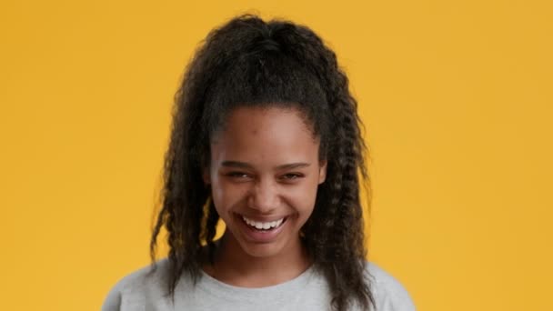 Afrikalı Amerikalı Genç Kız Sarı Arkaplanda Yüksek sesle Gülüyor — Stok video